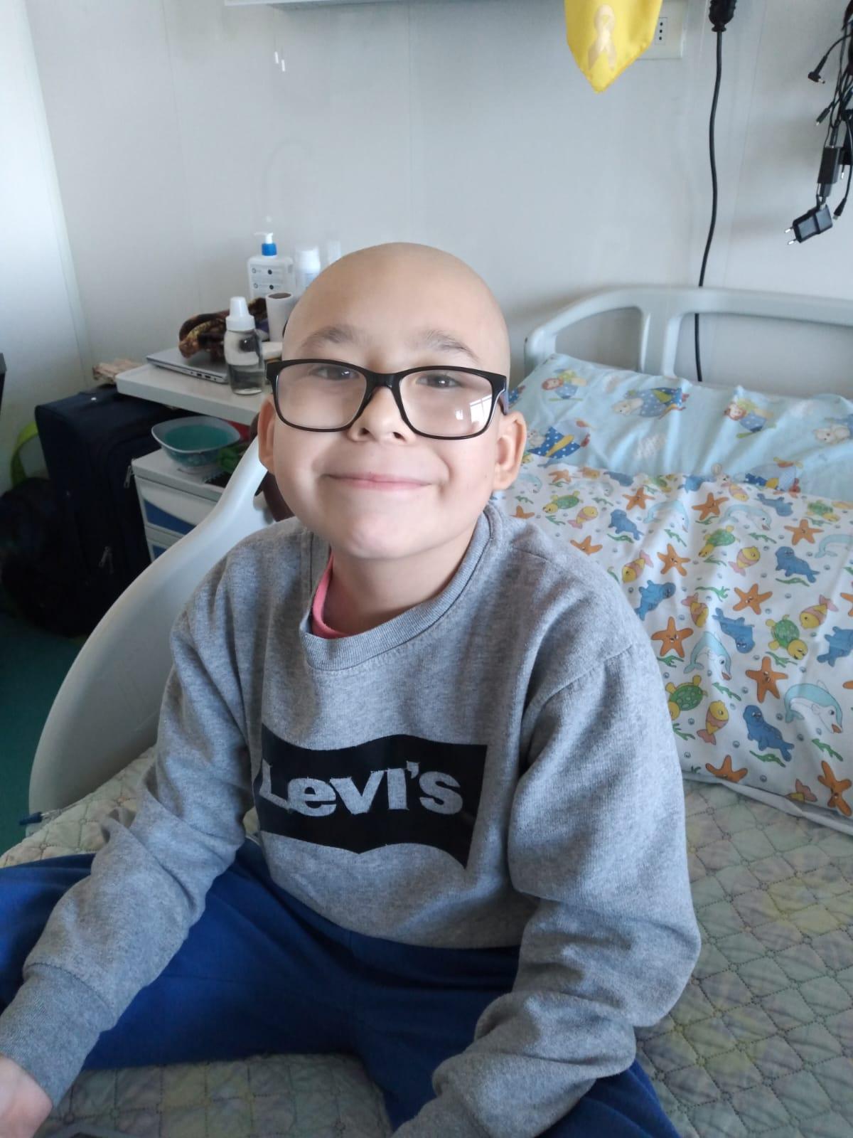 Niño con lentes en hospital